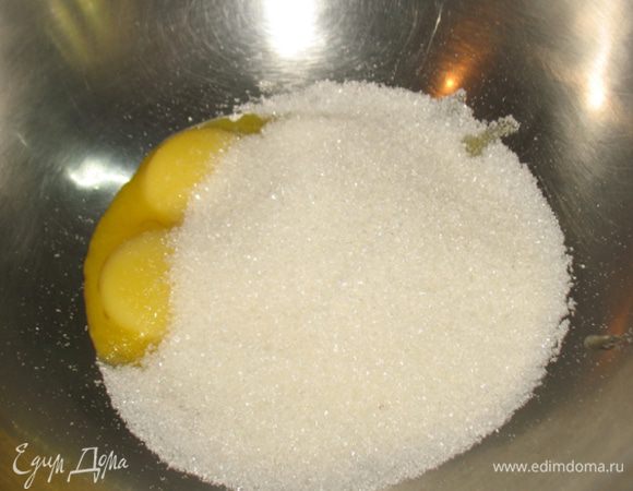 Берем миску с круглым дном (это обязательно для лучшего результата).  В миску кладем желтки и сахар
