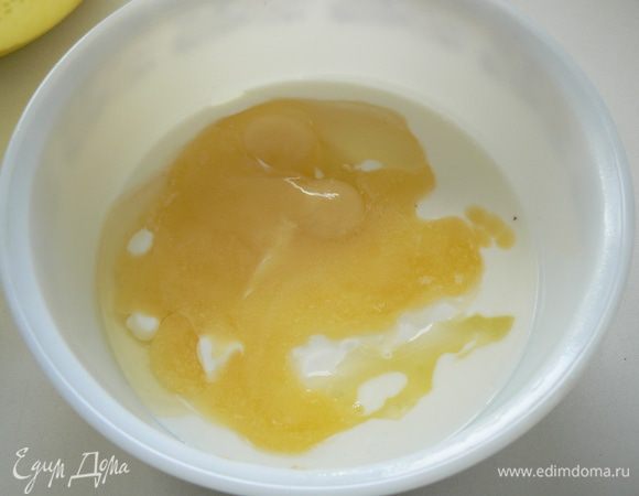 в другой чашке смешать йогурт, яйца , масло
