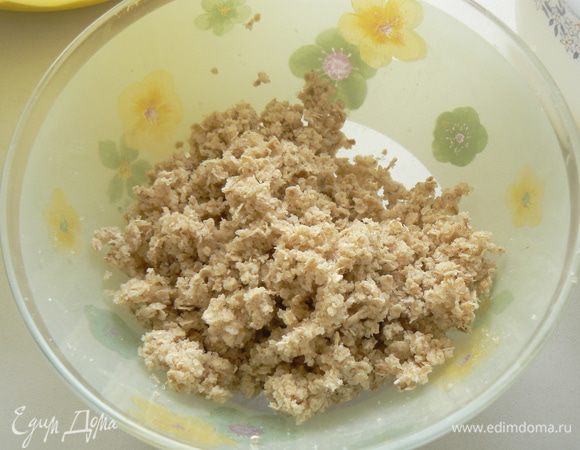 приготовить штрейзель: смешать мягкое сливочное масло с овсяными хлопьями и сахаром