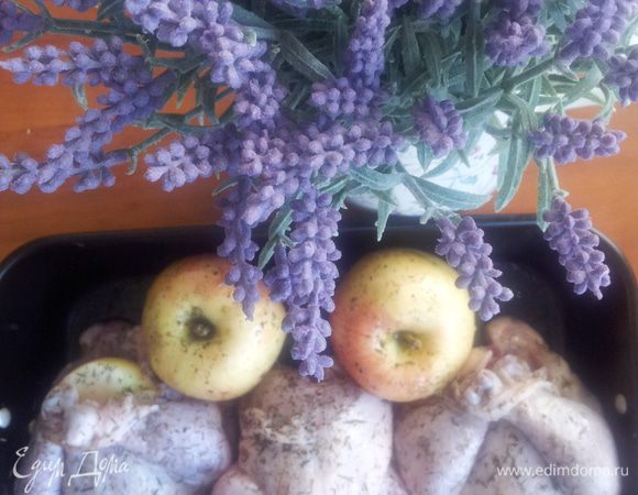 Рядом укладываем яблоки целые
По половинке яблока засовываем каждой курице в за...... во внутрь вообщем
Рядом пристраиваем помытый не очищенный разрезанный вдоль чеснок
   