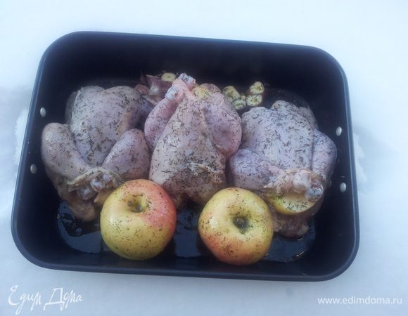 Все ещё раз обмазываем маслом и засыпаем травами.