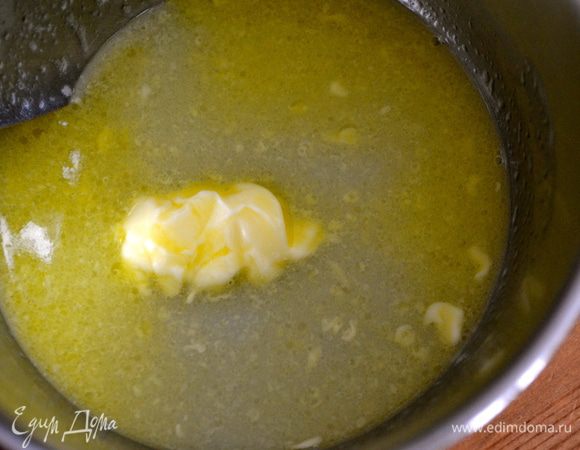 К маслу добавить 3 ст.л. кипятка, затем влить в яичную смесь, продолжая взбивать.