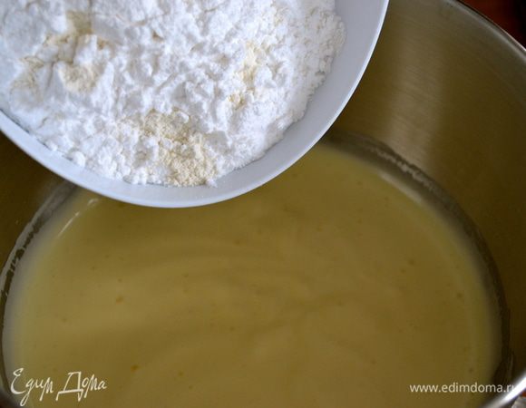 В готовую яичную смесь всыпать просеянную муку, крахмал и разрыхлитель. Аккуратно перемешать лопаткой движениями снизу вверх. Тесто должно сохранить свою пышную структуру. 