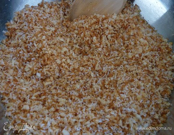 Пересыпать Панко в среднюю миску, добавьте кокос .
