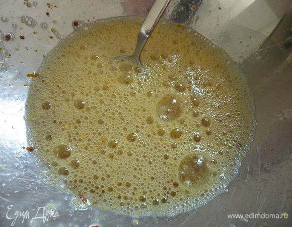 В другой миске, взбейте вместе горчицу, порошок кари и яичные белки.