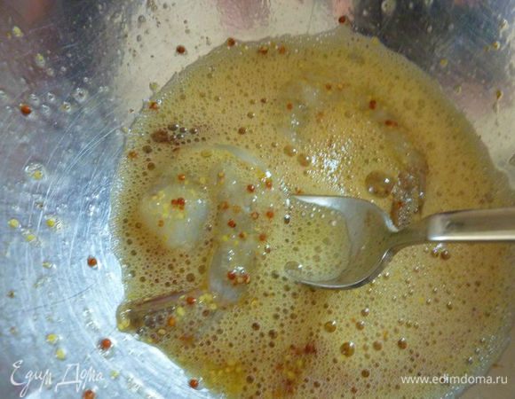 Обмокать креветки в смеси белков.