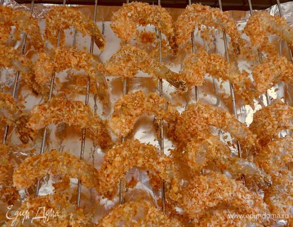 Разложить креветки на сетку над противиням и выпекать от 15 до 18 минут