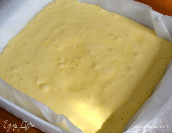 Готовое тесто выложить в квадратную форму, застеленную пекарской бумагой. Поставить выпекаться бисквит в духовку на 30 минут. 