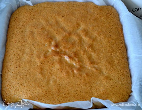 Ориентироваться на свою духовку, и в любом случае проверить готовность бисквита деревянной палочкой. 