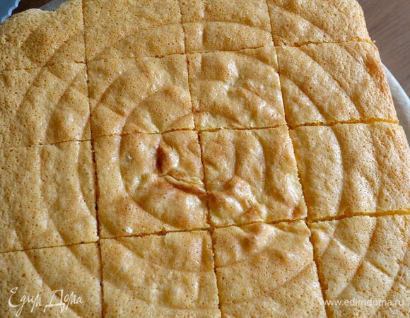 Готовый бисквит остудить. А затем нарезать на квадраты...  