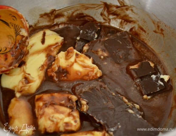 Для крема на водяной бане растопить шоколад со сливочным со маслом, помешивая деревянной ложкой. 