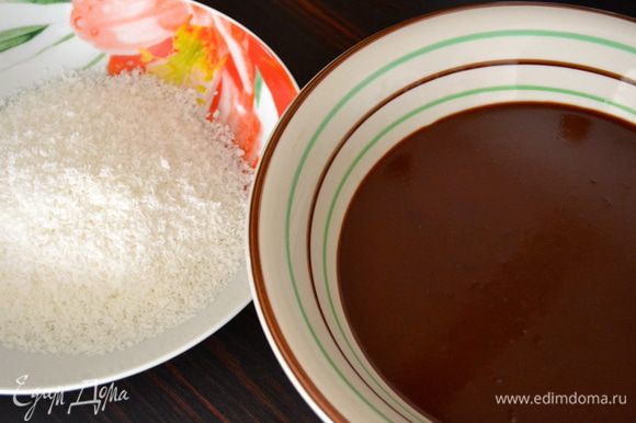 Готовый крем перелить в тарелку пошире и дать немного остыть. Отдельно подготовить тарелку с кокосовой стружкой.