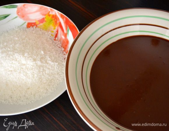 Готовый крем перелить в тарелку пошире и дать немного остыть. Отдельно подготовить тарелку с кокосовой стружкой.   