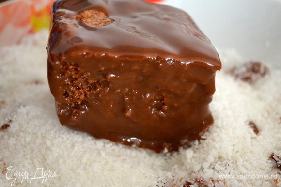 Кусочки бисквита поочередно окунуть в шоколадный соус, а затем покрыть их со всех сторон равномерно кокосовой стружкой.
