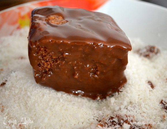 Кусочки бисквита поочередно окунуть в шоколадный соус, а затем покрыть их со всех сторон равномерно кокосовой стружкой. 