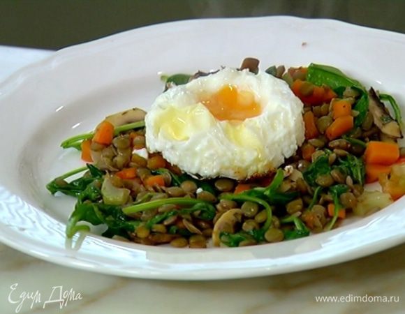 Разложить салат по тарелкам, в каждую добавить яйцо и подавать.