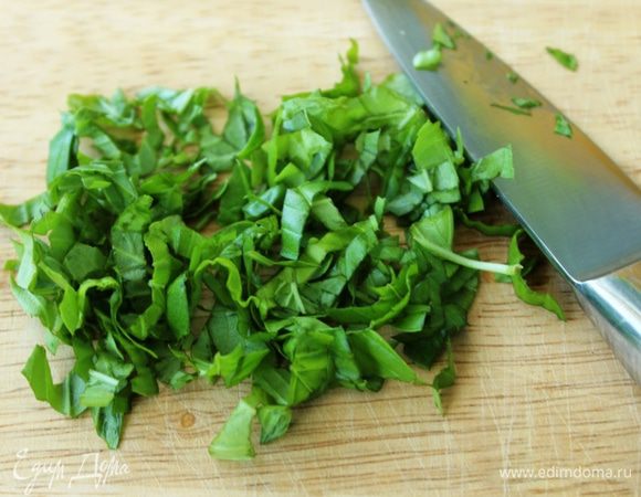 Базилик помыть и обсушить... Мелко порубить.