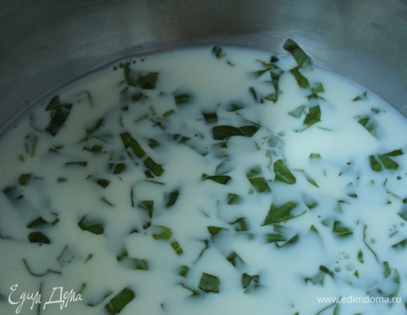 Добавить базилик в молоко и довести до кипения.