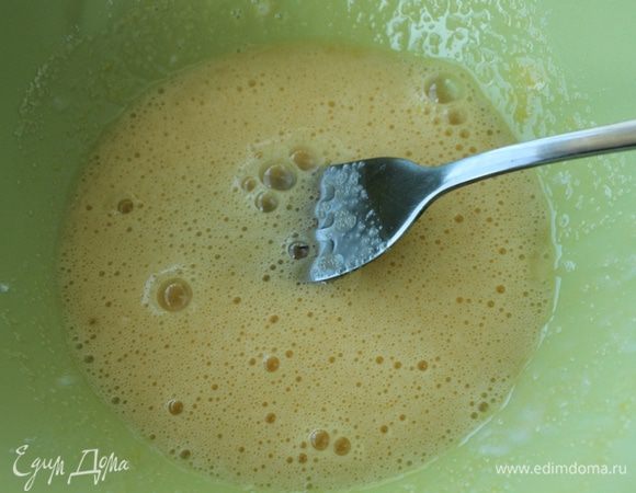 Яйцо слегка взбить с сахаром и крахмалом.