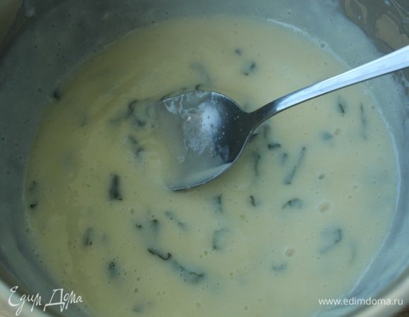 Яичную смесь подмешать в молоко с базиликом и готовить на медленном огне, пока крем слегка не загустеет... Снять крем с огня и дать остыть при комнатной температуре.