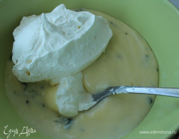 Взбить сливки и добавить к охлажденному крему. Аккуратно перемешать.