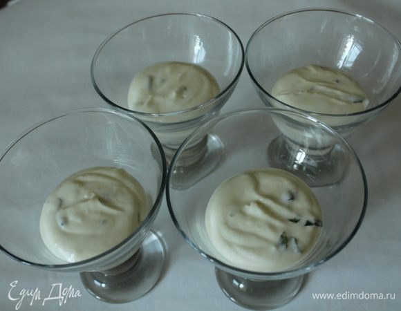 Разложить крем по креманкам. У меня получилось 4 порции. 