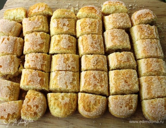 Печенье порезать или поломать на кусочки.