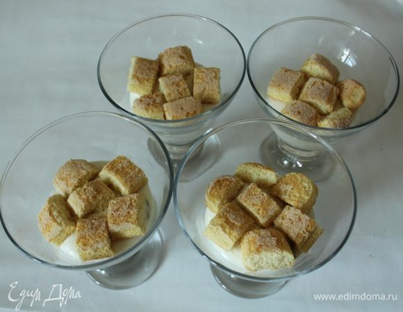 Выложить на базиликовый крем.