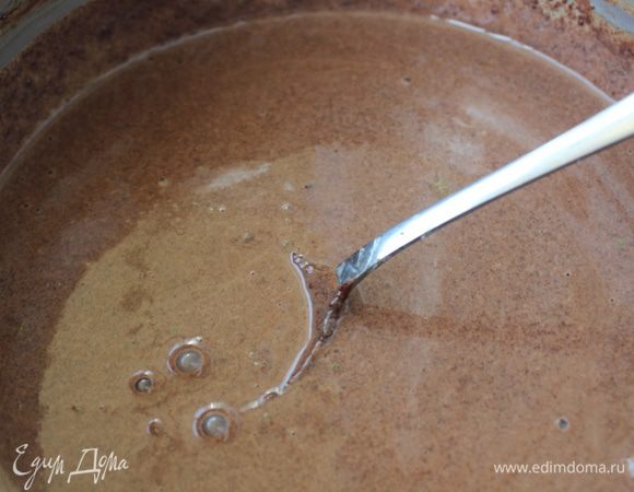 Базилик вымыть, обсушить и мелко порубить. В сотейнике молоко перемешать со сливками, добавить рубленный базилик и довести до кипения. Желтки растереть с сахаром и подмешать к молоку. Смесь нагреть до 85 градусов, снять с огня. Добавить поломанный кусочками шоколад и полностью его растопить.