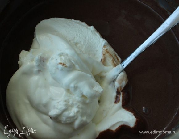 Крем охладить. Перемешать со взбитыми сливками.