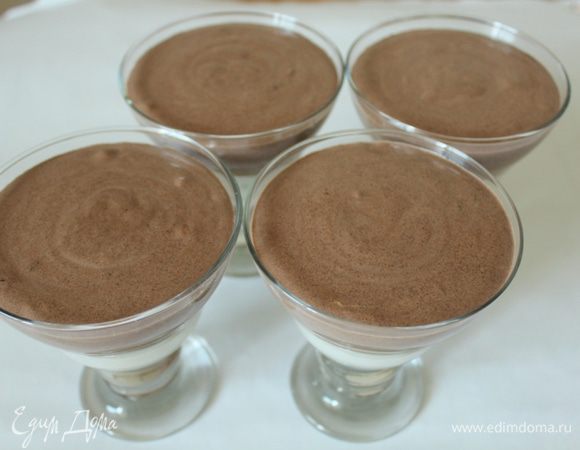 Выложить крем на савоярди. 