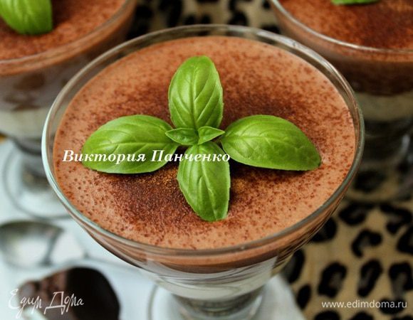 Десерт поместить в холодильник и хорошо охладить. Перед подачей украсить   какао и листиками базилика .