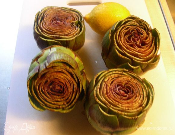 У меня было 4 фиолетовых артишока. Еще понадобится лимон, чтобы их периодически им смазывать - это предотвращает потемнение. Лучше работать в перчатках, так как артишок имеет свойство окрашивать руки в зеленый цвет.))
