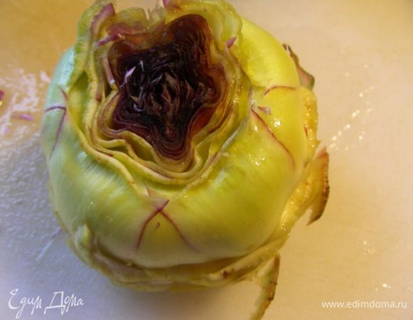 В принципе все делается в 2 этапа. Если у артишока есть стебель, то обламываем его. Сначала ножом, а потом руками мы удаляем все грубые зеленые листья (их получается приличное количество). На этом этапе можно артишок смазать лимоном. 