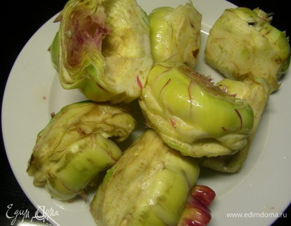 Вот и все. То же самое проделываем со всеми артишоками. Теперь они готовы к использованию. Разрезаем их на 4 части.
