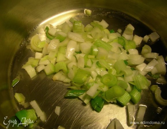 В сотейнике разогреваем оливковое масло и обжариваем мелко порезанный  лук 2-3 минуты. 
