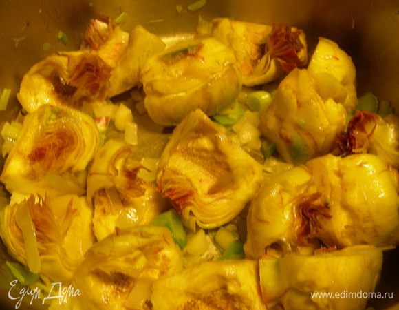 Добавляем артишоки и готовим минут 5.
