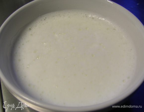 Для пенки капучино молоко доводим до кипения, добавив в него чуть измельченные в ступке семена кориандра (я добавляла порошок). Убираем с огня, накрываем крышкой и оставляем на 5 минут. Фильтруем через марлю или мелкое сито и еще раз прогреваем. Блендером взбиваем в пену. 
