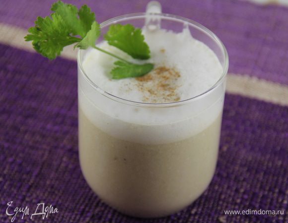 Суп разливаем по небольшим чашечкам или стаканчикам (лучше прозрачным). Сверху выкладываем нашу молочную пенку. Можно немного присыпать молотым кориандром. И завершаем веточкой кинзы. Подаем сразу же, так как пенка быстро оседает. Приятного аппетита))

