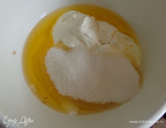 В миске взбить добела йогурт, сахар, растительное масло и ванильный сахар