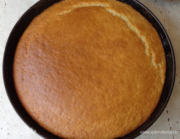 Вынуть бисквит из духовки и хорошенько остудить.