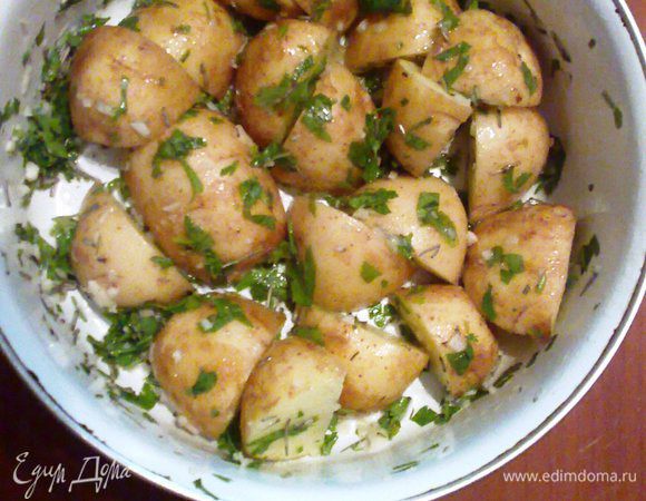 Картофель помыть, но кожуру не снимать.
Для приготовления маринада чеснок порубить мелко, добавить розмарин, соль, перец, масло оливковое, сбрызнуть лимоном, петрушку также мелко нарезать. Приготовленным маринадом обмазать картофель и оставить на минут 30.
