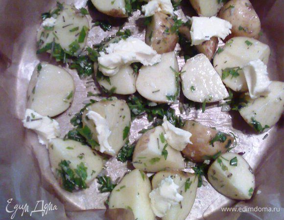 Картофель выложить в форму, сверху положить кусочки сливочного масла. 
Выпекаем в разогретой духовке при 200° ~40 минут. Картошка готова!