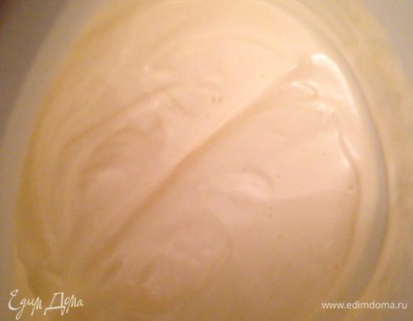 Снять и взбить в их в пену, желательно мощным миксером. Взбиваем яйца до тех пор, чтобы, проведя пальцем по взбитой массе, остался желобок и не исчезал. Это значит, что яйца взбиты, как надо!