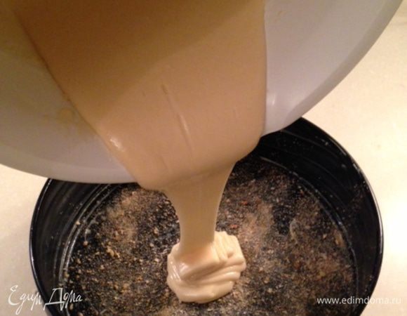 Добавляем просеянную муку с разрыхлителем, перемешиваем сверху вниз.
Перекладываем тесто в форму смазанную маслом, присыпанную хлебными крошкамии выпекаем в духовке при 200 г 15-20 минут.