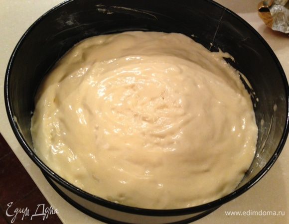 Добавляем просеянную муку с разрыхлителем, перемешиваем сверху вниз.
Перекладываем тесто в форму смазанную маслом и выпекаем в духовке при 200 г 15-20 минут.