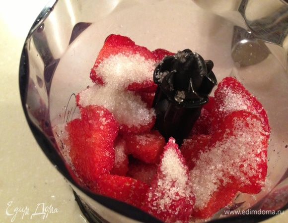 Клубничное пюре:
Клубнику с сахаром измельчить в блендере в пюре. я измельчала не до однородной массы.