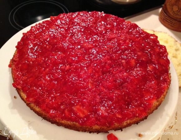 Остывший бисквит разрезать на 2 пласта, если делали в большей пропорции, то на 3 пласта. Промазать нижний слой клубничным пюре, сверху-крем.