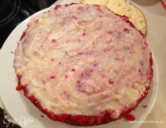 Накрыть вторым пластом и снова повторить: пюре-крем (с 3-с пластом аналогично). Промазать торт сбоку.