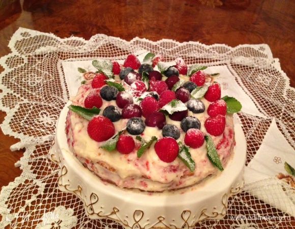 Сверху украсить любыми ягодами и поставить ненадолго в холодильник.